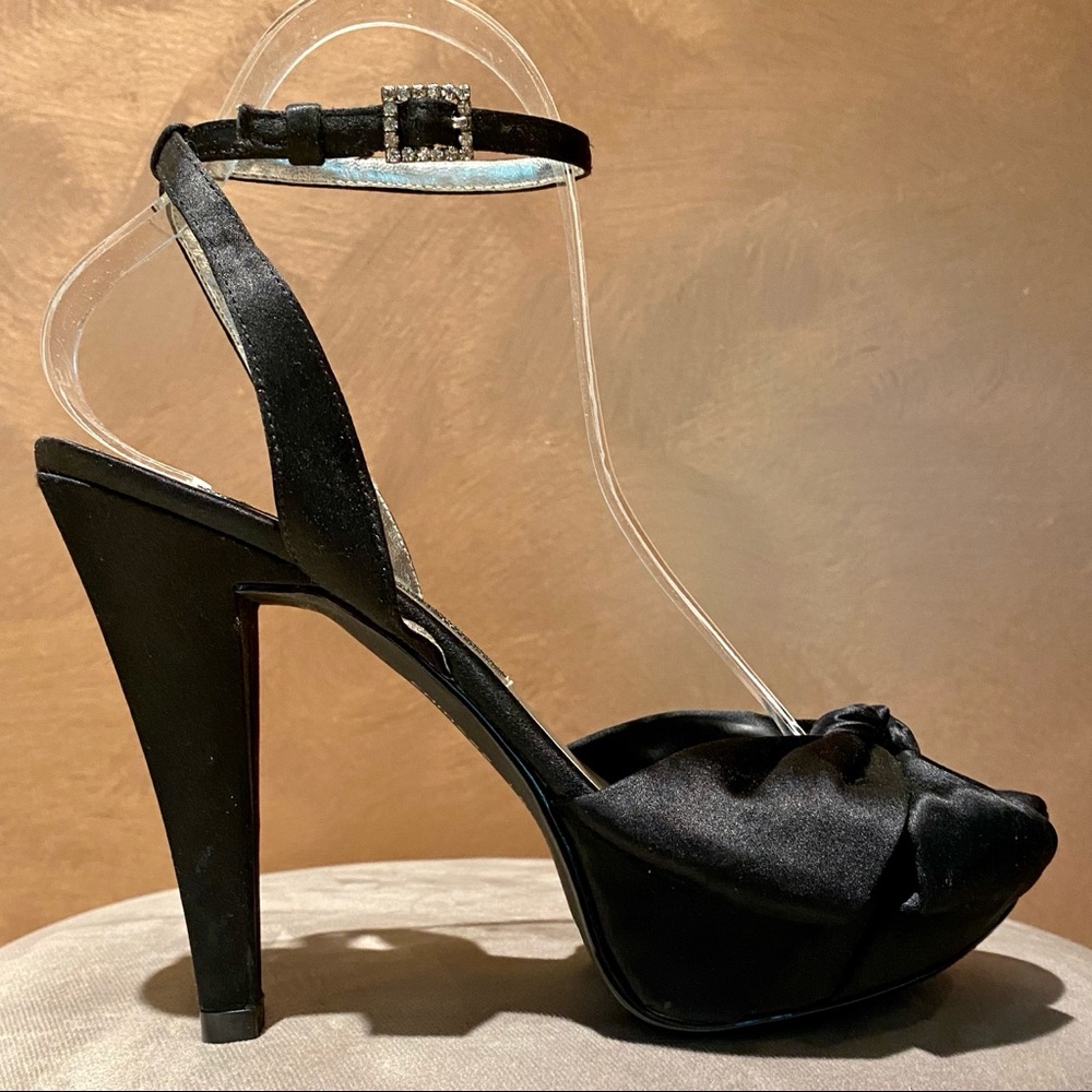 CHINESE LAUNDRY Ankle Wrap Sandals